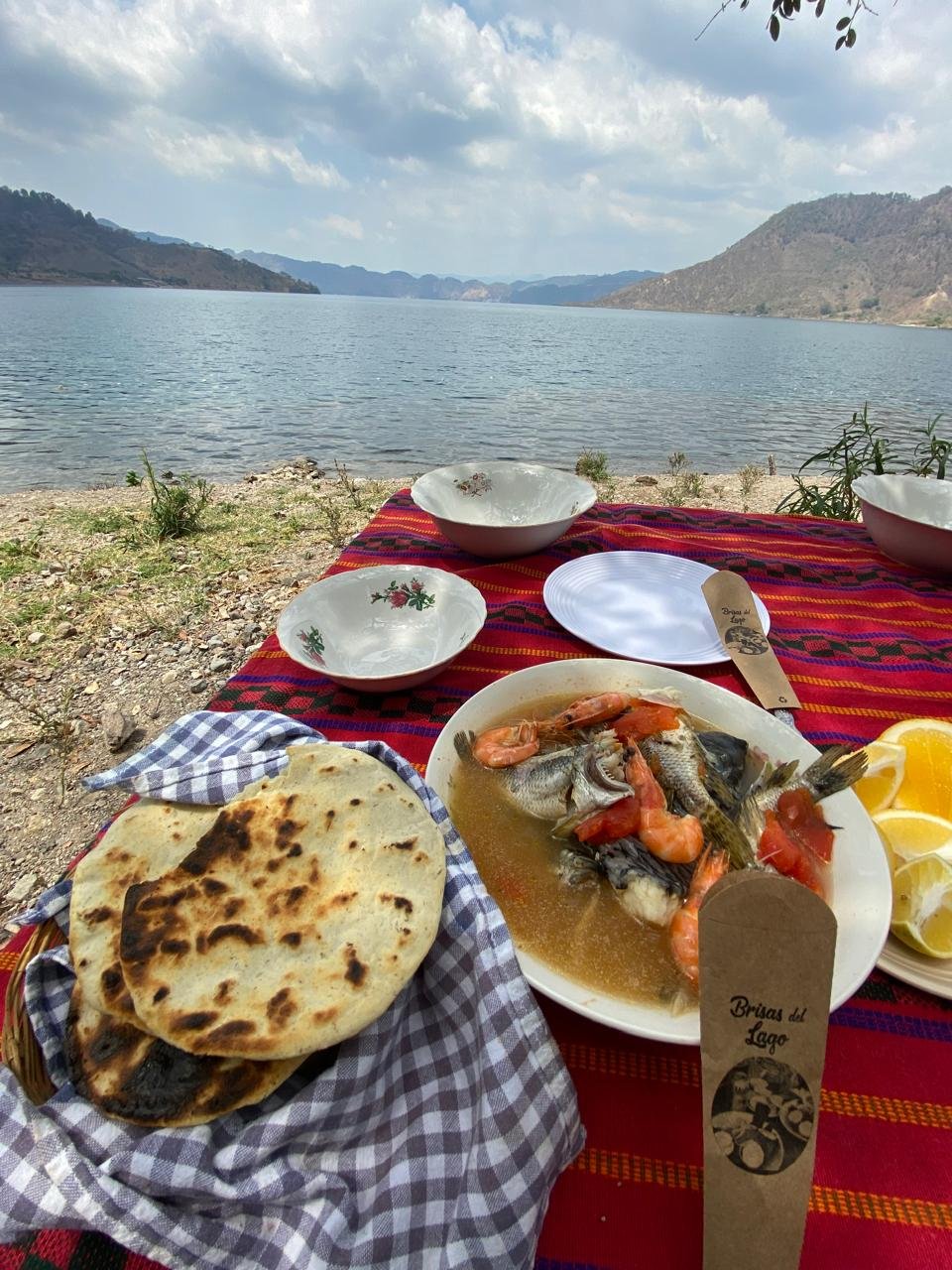  Quienes disfrutan los platillos del restaurante Brisas del Lago lo hacen en un ambiente rodeado de naturaleza. Foto: Glenda Alvarez 